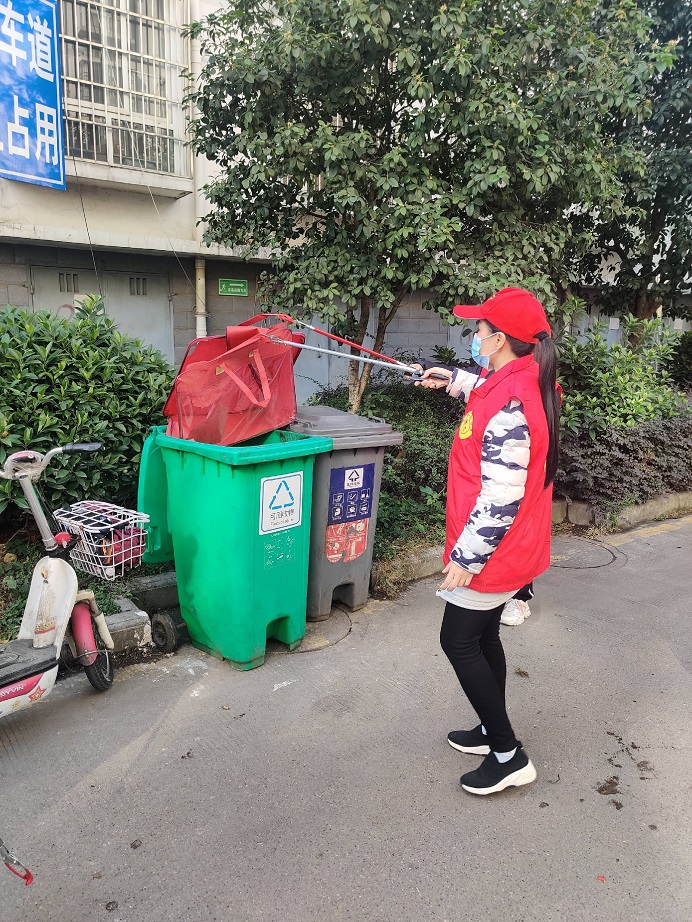 爱国卫生运动 垃圾清零美龙城03.jpg ""